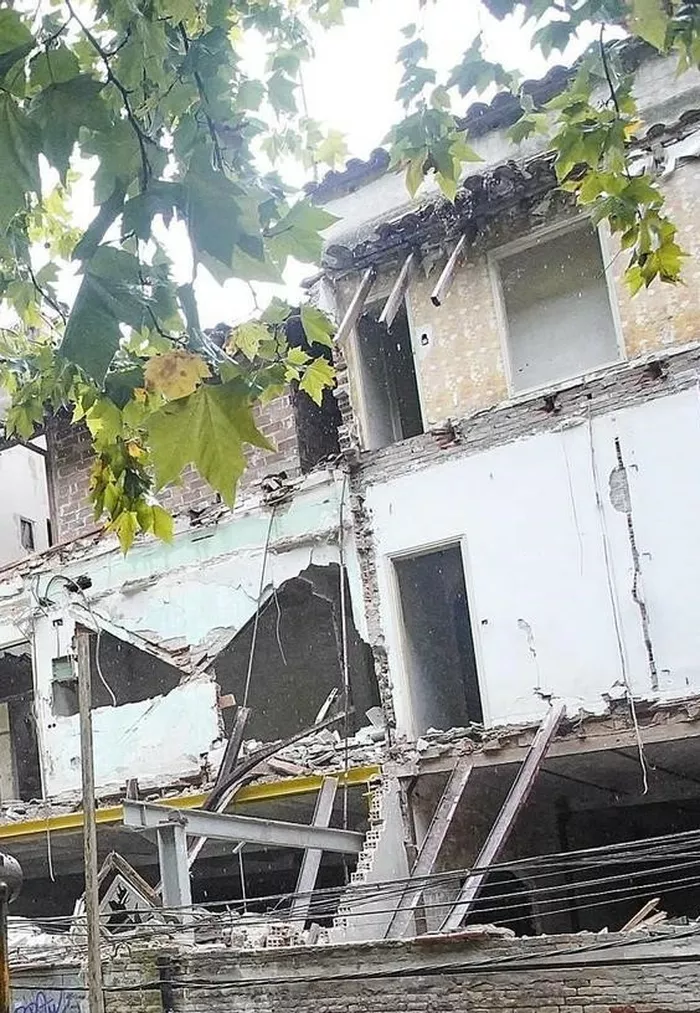 Una empresa de pisos turísticos destruye tres casas al paseo de la Devesa